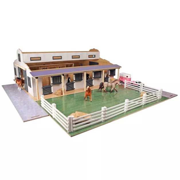 Grande écurie en bois avec boxes et paddock Grande écurie en bois avec boxes et paddock