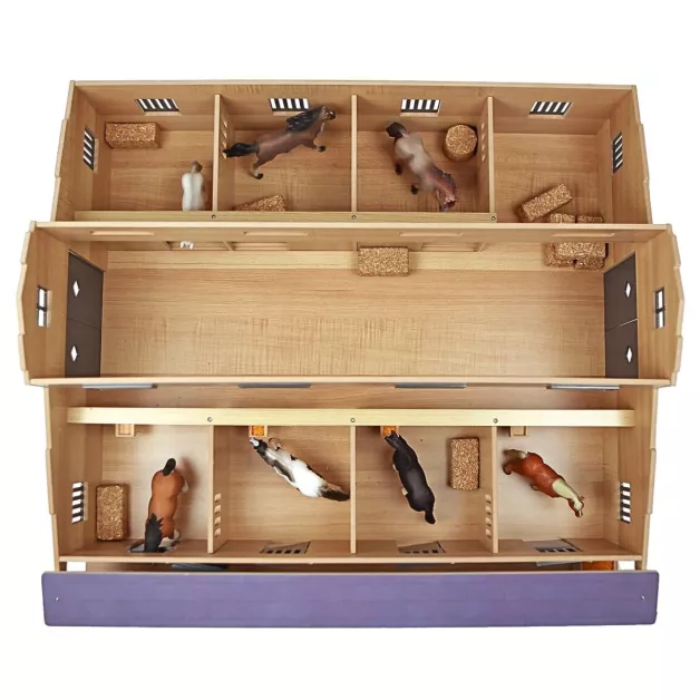 Grande écurie en bois avec boxes et paddock Grande écurie en bois avec boxes et paddock