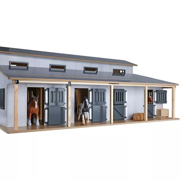 Grande écurie en bois avec boxes et paddock Grande écurie en bois avec boxes et paddock