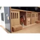 Grande écurie en bois avec boxes et paddock Grande écurie en bois avec boxes et paddock