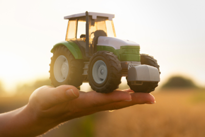 Jouet tracteur dans un champ